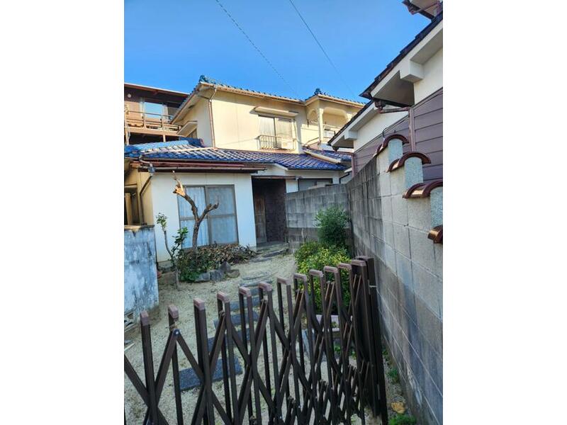 Matsuyama-shi, Shukuya Higashi-machi (Dogo Onsen Sta.) 2F 5DK

4 million yen