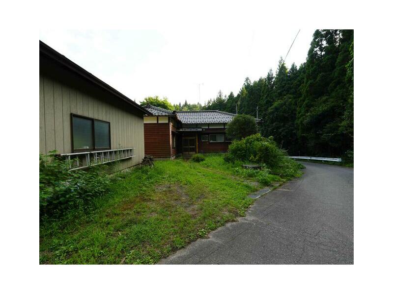 34 minutes on foot from JR Ou Main Line "Yonezawa" Station