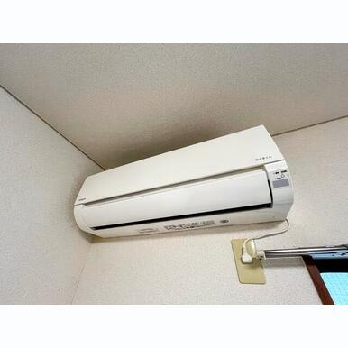 嬉しいエアコン付き。スイッチ一つで過ごしやすさを作る大事な相棒です