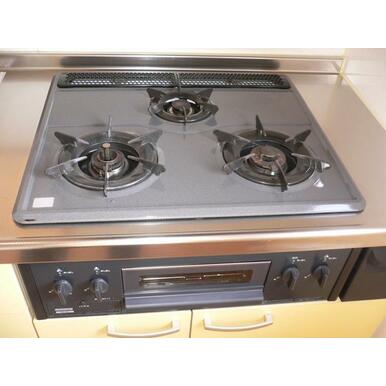 ３つ口のガス台付、グリルもあります