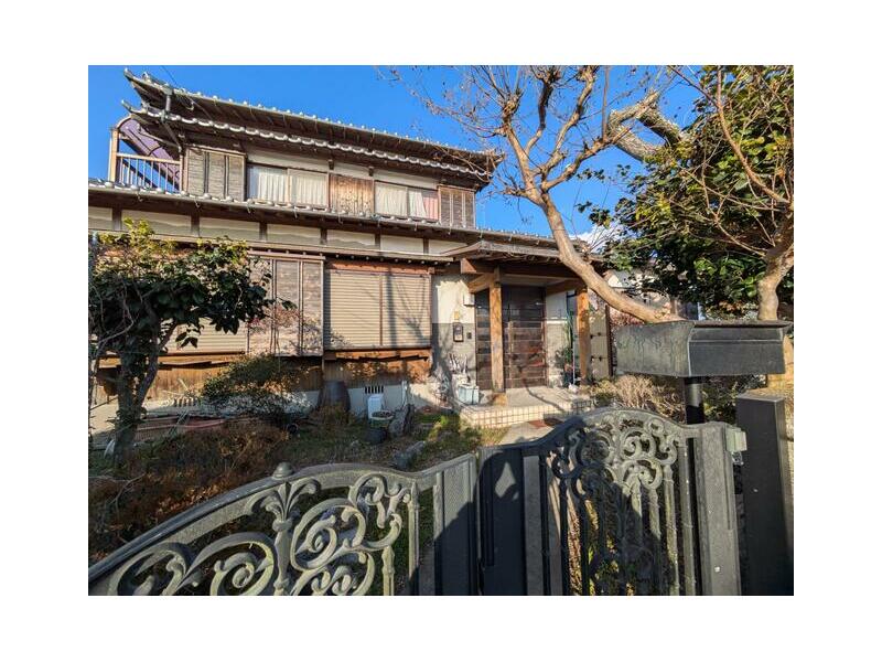 28 minutes on foot from JR Chikuho Main Line "Wakamatsu" Station