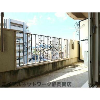 開放的で明るい空間を演出してくれるバルコニーです