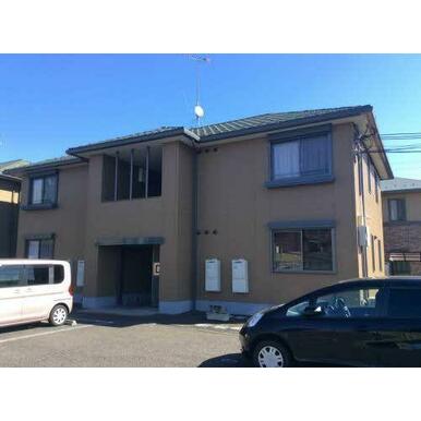 【外観】建物敷地内に駐車場があります。