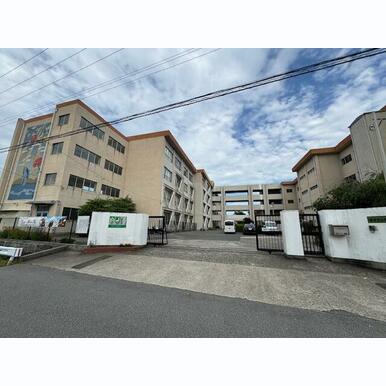 豊中市立第十二中学校 距離:410m