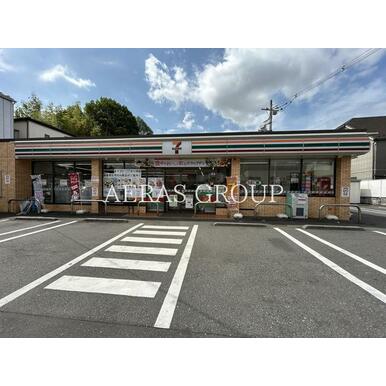 セブン-イレブン 世田谷経堂本町通り店 距離:303m