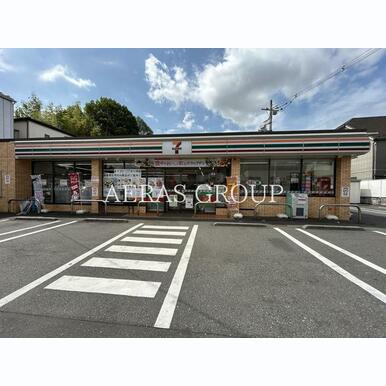 セブン-イレブン 世田谷経堂本町通り店 距離:303m