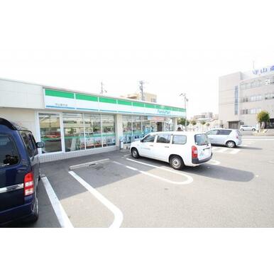 ファミリーマート守山苗代店 距離：134m