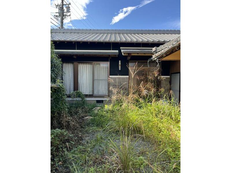 24 minutes on foot from Kintetsu Yamada Line "Higashi-Matsusaka" Station