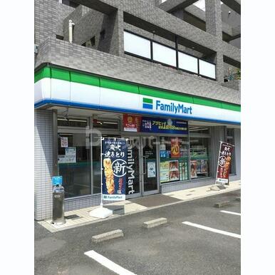 ファミリーマート大宮三橋中央通り店 距離:220m