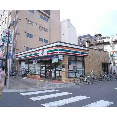 セブンイレブン京都桂駅東口店 距離：70m