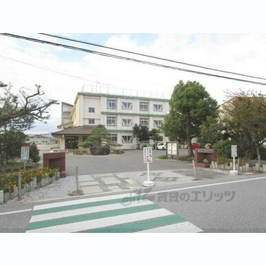 南郷里小学校 距離:1,600m