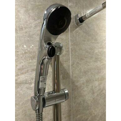 シャワーヘッドに付いたボタンを押すだけで、吐水・止水を繰り返すことができ大変便利です。
