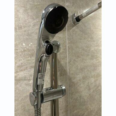シャワーヘッドに付いたボタンを押すだけで、吐水・止水を繰り返すことができ大変便利です。