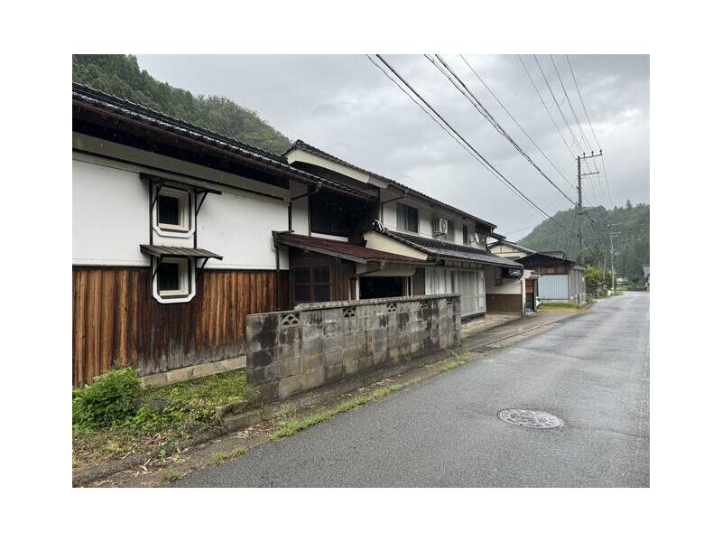 Hajiri, Hidaka-cho, Toyooka-shi, Hokkaido (Ehara station) 2F 8DK

2.5 million yen