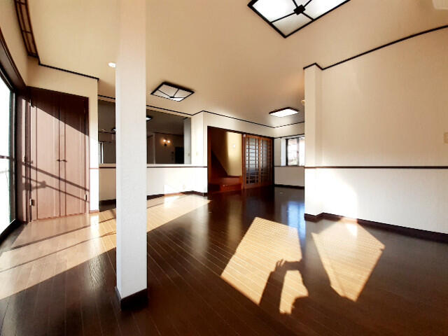 アットホーム 電動シャッターのガレージがある数奇家風２階建て ５ｌｄｋ 提供元 株 賃貸メイト エイブルネットワーク 四日市中央店 四日市市の賃貸 一戸建て