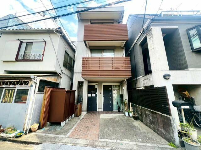 Cheap house for sale in Minato, Tokyo