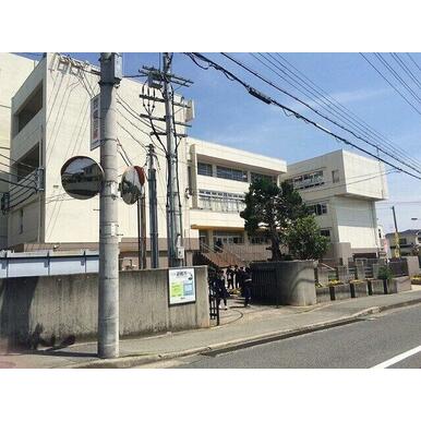 箕面市立第二中学校 距離：553m