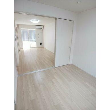 明るい色調の室内です