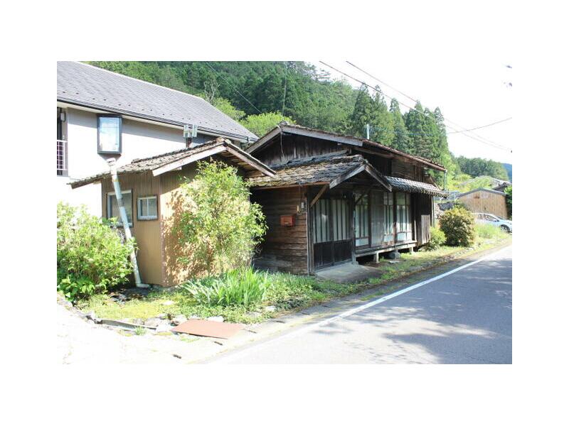 IR Ishikawa Railway "Kanazawa" Station 60 min. walk [bus available], 28 min. by bus, 4 min. walk from Tentokuin-mae stop.
