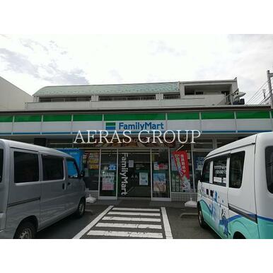 ファミリーマート鶴見中央三丁目店 距離：52m