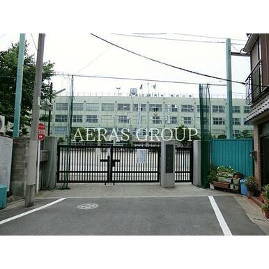 荒川区立荒川第一中学校 距離：540m