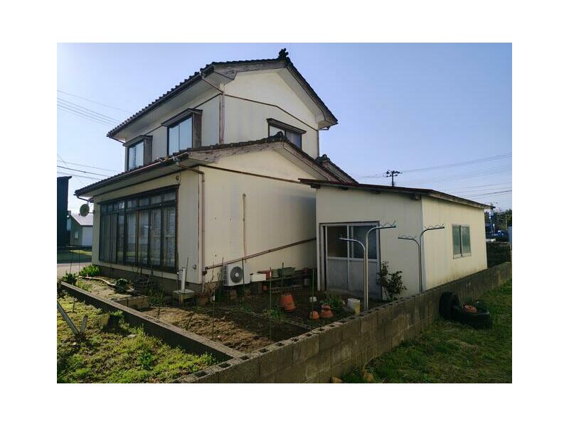 26 minutes on foot from JR Yahiko Line "Higashi-Sanjo" Station