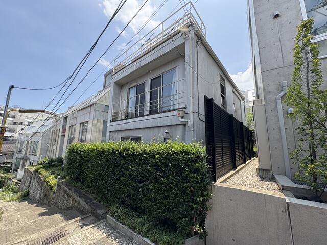 Cheap house for sale in Minato, Tokyo