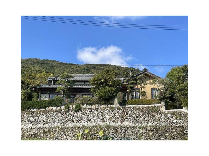 18 minutes on foot from JR Sanyo Main Line "Habu" Station