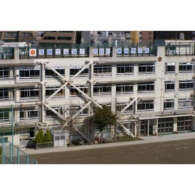 鉢山中学校 距離：800m