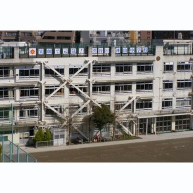 鉢山中学校 距離:800m