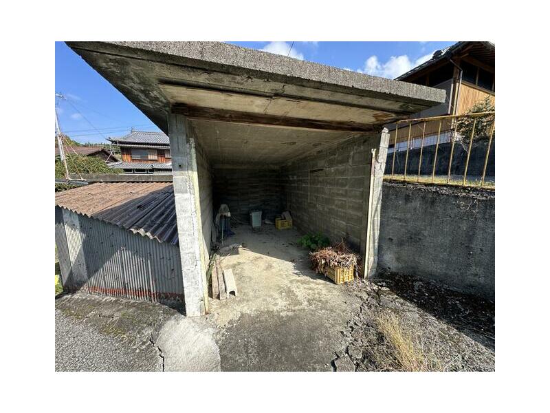 Yawatahama-shi, Go (Senjo Station) 3F 5LDK

2 million yen