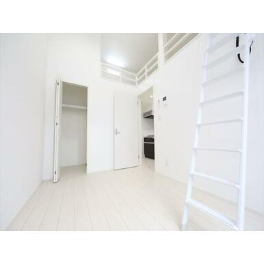 洋室５．７帖　ロフト５．５帖（収納でも使えます）