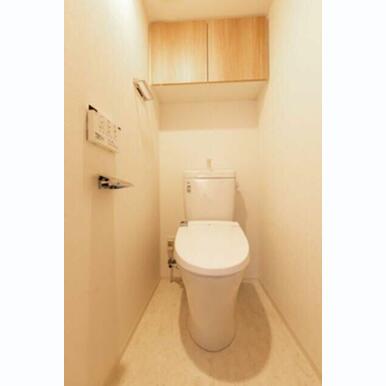 落ち着いた色調のトイレです