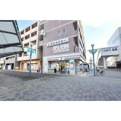 セブンイレブン浦和美園駅前店 距離:834m