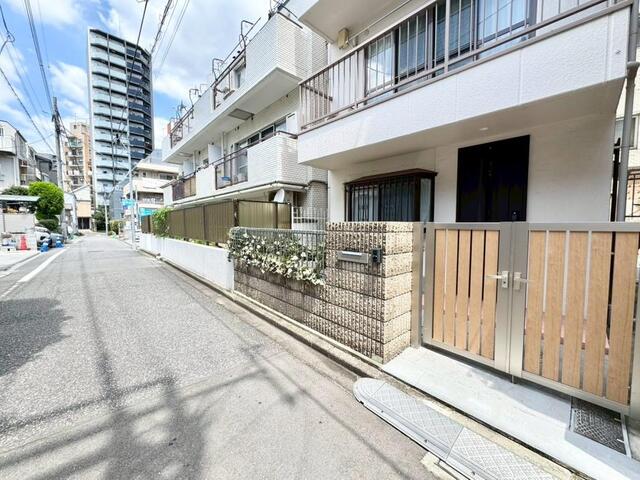 Cheap house for sale in Bunkyo, Tokyo