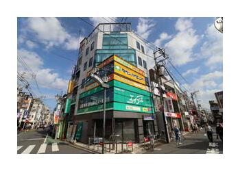 駅目の前！ビルの３階になります♪