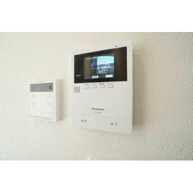 録画機能付きのインターホンが付いています。エントランスの来訪者を確認ください