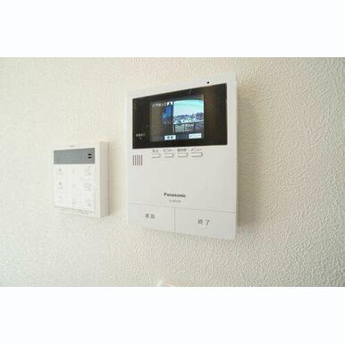 録画機能付きのインターホンが付いています。エントランスの来訪者を確認ください