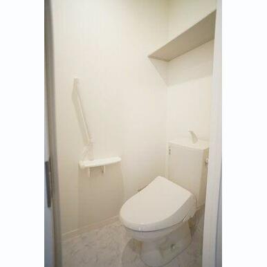 シャワー機能付きの暖房便座が付いてます。安全手すりも嬉しいアイテムです