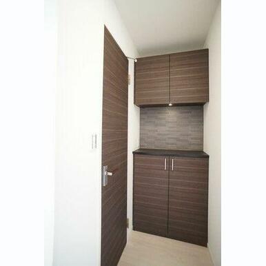 カウンタータイプの玄関クローゼット。間接照明も付いていますのでお洒落に玄関を演出して下さい