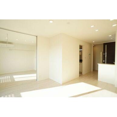 対面キッチンのあるＬＤＫです。洋室とは続き間で開放感があります