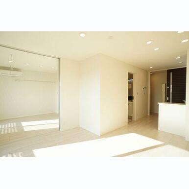 対面キッチンのあるLDKです。洋室とは続き間で開放感があります