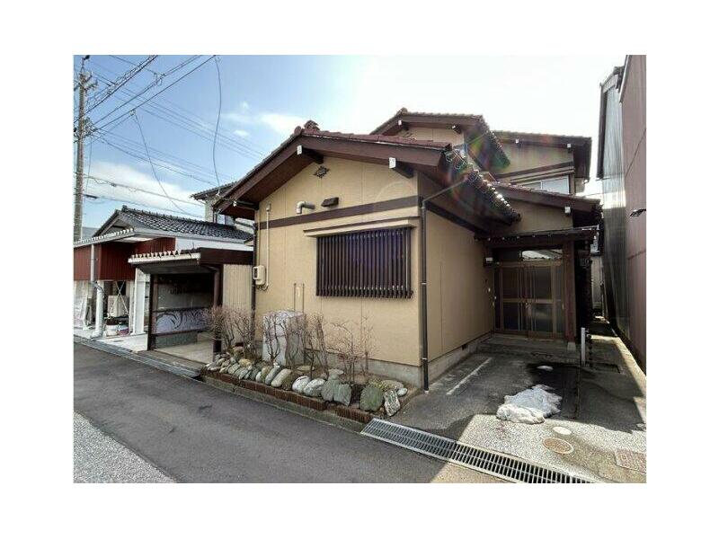 Takaoka City Nakazone (in front of Daiichi Inn Shinminato Cross Bay Station) 2-story 7DK