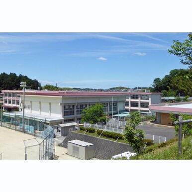 湖南市立下田小学校 距離:969m
