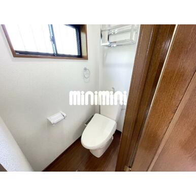 温水洗浄便座付きのトイレです