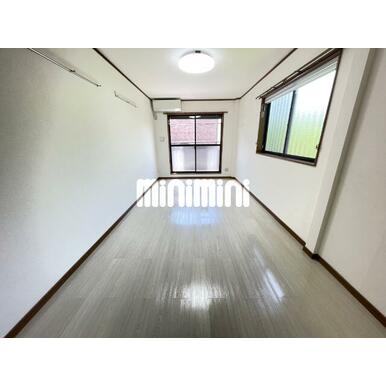 南向きの明るい洋室です