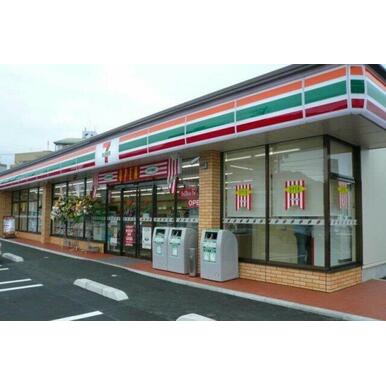 セブンイレブン 神鉄北鈴蘭台駅店 距離:554m