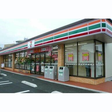 セブンイレブン 神鉄北鈴蘭台駅店 距離:554m