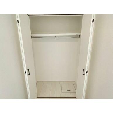 寝室には開閉しやすい折れ戸タイプのクローゼットで使い勝手良好