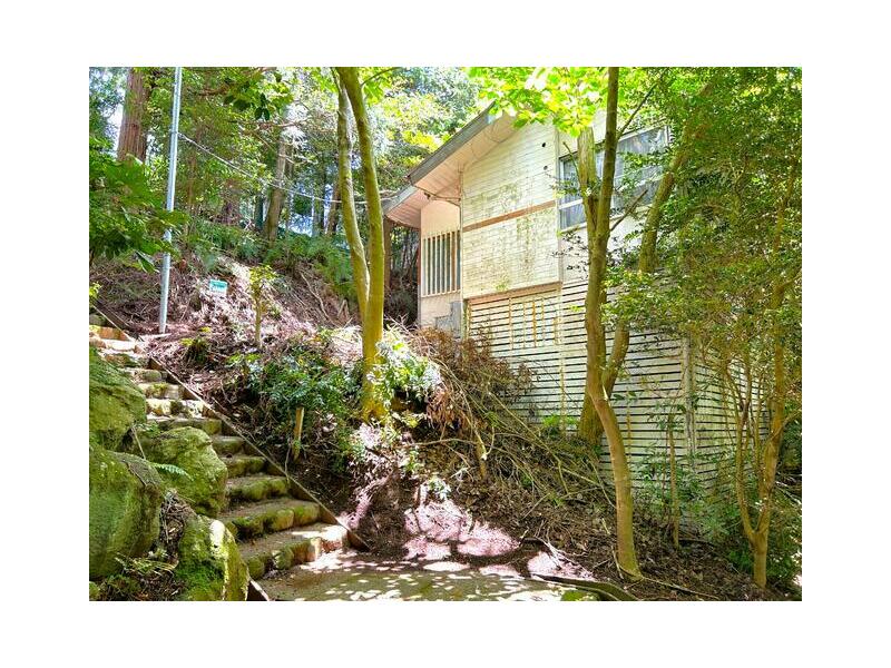 JR Chuo Line "Ochiaigawa" station 2500m walk [bus available], 20 min. by bus, 3 min. walk from Seimizuhei stop.